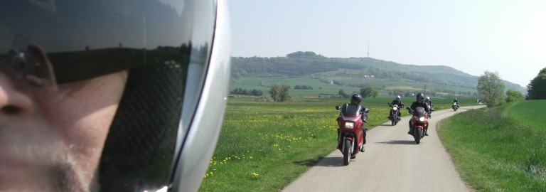 Motorradgruppe mit dem Hesselberg im Hintergrund