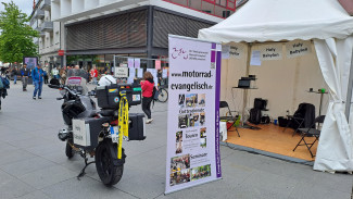 Stand AG MEV Katholikentag mit Motorrad
