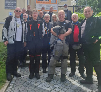 Spirit-Tour Gruppe vor dem Musikinstrumentenmuseum